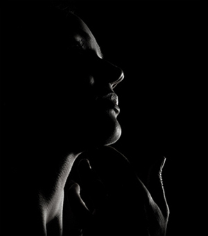 foto_donna_bella_fondo_nero